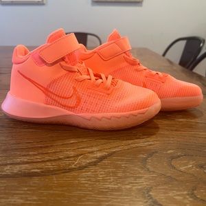 Youth Nike Kyrie Flytrap Basketball Shoe